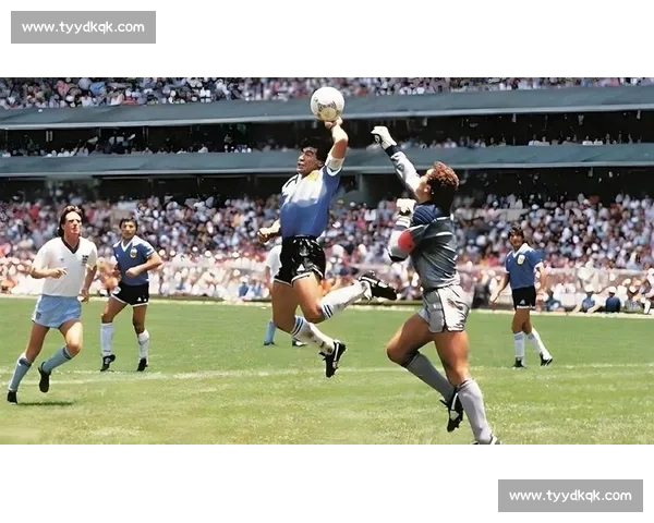 球场演技名场面：争执 “起飞” 看呆对手